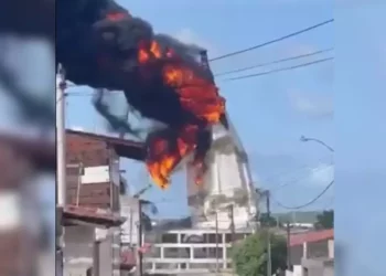 VIDEO | Incendio devora monumental estatua de la virgen de Fátima en Brasil: queda solo la cabeza