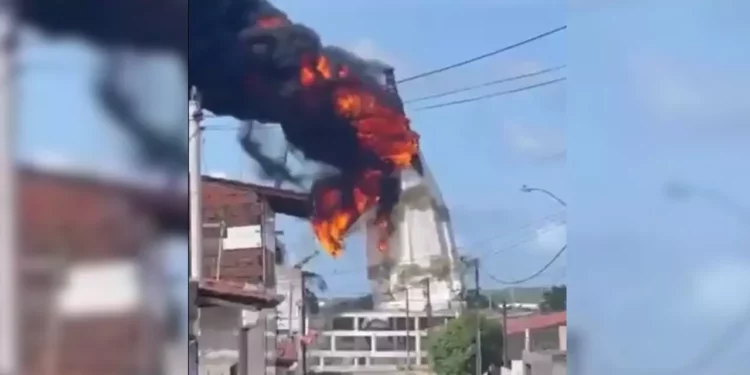 VIDEO | Incendio devora monumental estatua de la virgen de Fátima en Brasil: queda solo la cabeza