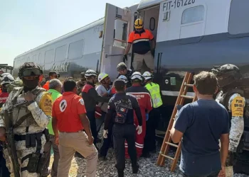 Foto: Agencias // Luego del trenazo, los heridos fueron trasladados a hospitales para su atención; acusan reacción tardía.