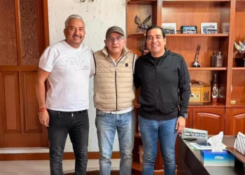 Foto: Redes sociales de Noé Jara // En sus redes sociales Noé Jara exhibió una gráfica con el rector Cristian Carreño y el cuestionado funcionario del gobierno estatal Jorge Gandarillas.