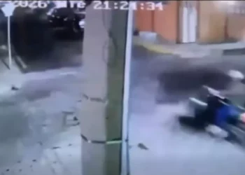 Exhiben robo de motocicleta frente a cancha en Salina Cruz