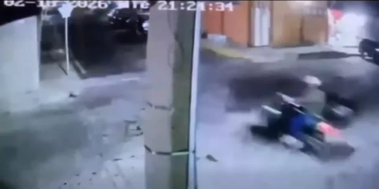Exhiben robo de motocicleta frente a cancha en Salina Cruz