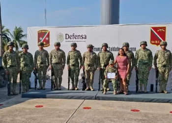 “Soldado honorario por un día”: Niño de 10 años con distrofia muscular recibe reconocimiento en Puerto Escondido