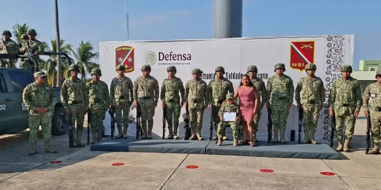 “Soldado honorario por un día”: Niño de 10 años con distrofia muscular recibe reconocimiento en Puerto Escondido