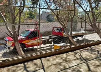 Foto: Facebook Grupo CM // Grúas particulares hacen trabajo sucio a la policía vial en Santa Lucía.