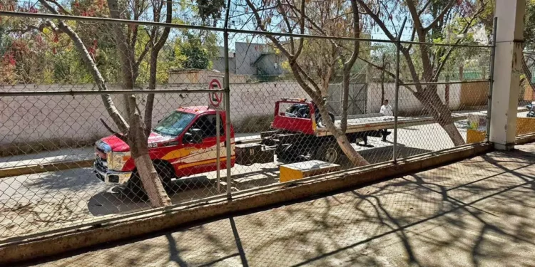 Foto: Facebook Grupo CM // Grúas particulares hacen trabajo sucio a la policía vial en Santa Lucía.