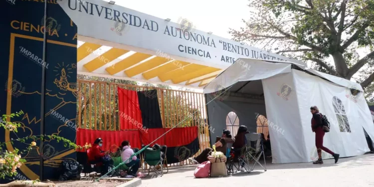 Foto: Adrián Gaytán // Sindicalizados resguardaron ese lunes instalaciones universitarias.