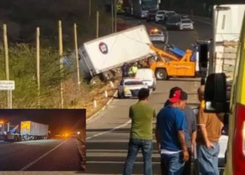 Tráiler vuelca en La Mata y desata rapiña sobre Carretera Transístmica