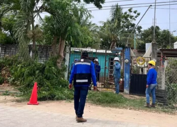 Foto: redes sociales // Cuadrilla de trabajadores de CFE, con severas limitaciones, atienden un reporte de corte eléctrico en calles de Puerto Escondido.