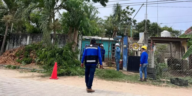 Foto: redes sociales // Cuadrilla de trabajadores de CFE, con severas limitaciones, atienden un reporte de corte eléctrico en calles de Puerto Escondido.