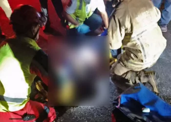 El conductor fue rescatado con vida tras intensas labores de los Bomberos de Juchitán.