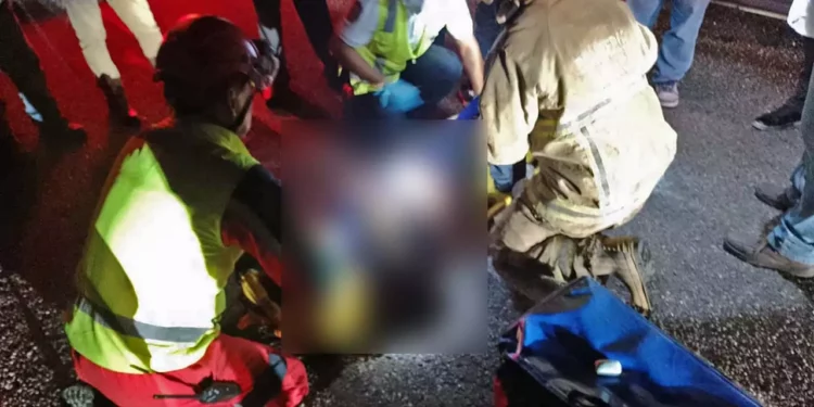 El conductor fue rescatado con vida tras intensas labores de los Bomberos de Juchitán.