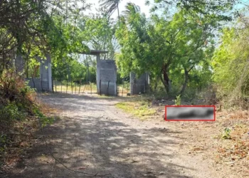 El cuerpo del hombre, quien vestía pantalón rojo y playera gris, fue localizado con las manos atadas y signos de violencia en un camino de terracería.