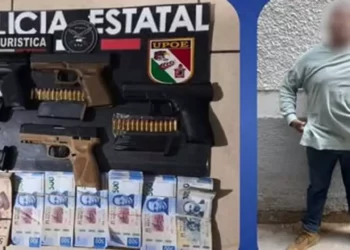 El dinero, las armas y los cinco individuos fueron asegurados y puestos a disposición de la Fiscalía General de la República.