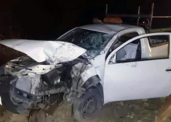 El fuerte impacto entre la camioneta blanca y la motocicleta dejó un saldo de dos personas fallecidas en la región de Silacayoapan.