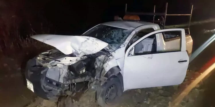 El fuerte impacto entre la camioneta blanca y la motocicleta dejó un saldo de dos personas fallecidas en la región de Silacayoapan.