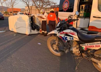 El mototaxi quedó destrozado y volcado sobre la carretera federal 131.