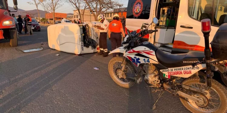 El mototaxi quedó destrozado y volcado sobre la carretera federal 131.