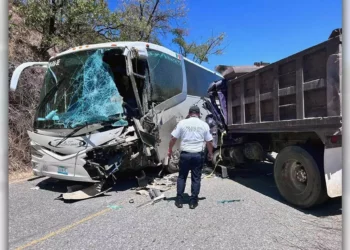 Elementos de la Policía Vial y Bomberos trabajaron en coordinación para liberar la circulación en la carretera 131, tramo Juquila.