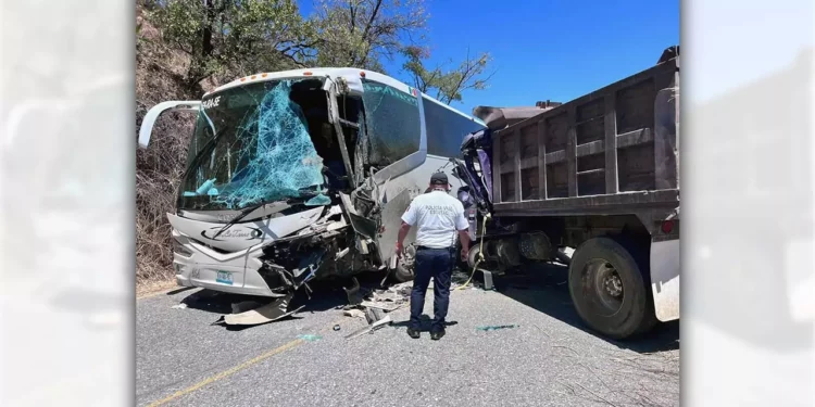 Elementos de la Policía Vial y Bomberos trabajaron en coordinación para liberar la circulación en la carretera 131, tramo Juquila.