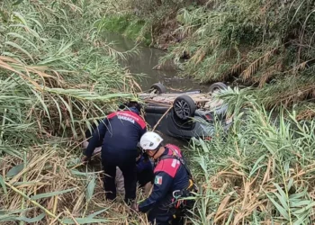 Elementos de Bomberos y rescatistas laboraron arduamente para extraer a la magistrada y a su hijo del cauce del Río Salado