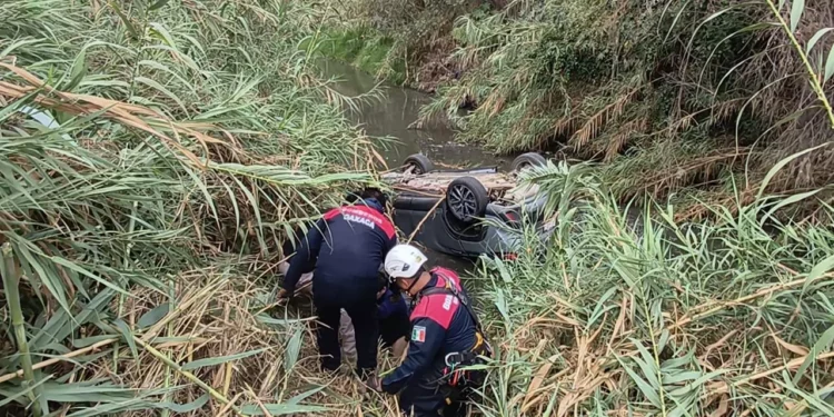 Elementos de Bomberos y rescatistas laboraron arduamente para extraer a la magistrada y a su hijo del cauce del Río Salado