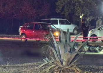 Elementos policiales resguardaron la motocicleta negra en la que viajaba José Alberto antes del impacto mortal en la entrada a Matías Romero.