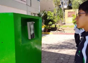 El plantel cuenta ahora con un techado que cubre el espacio donde se llevan a cabo actos cívicos y sociales.