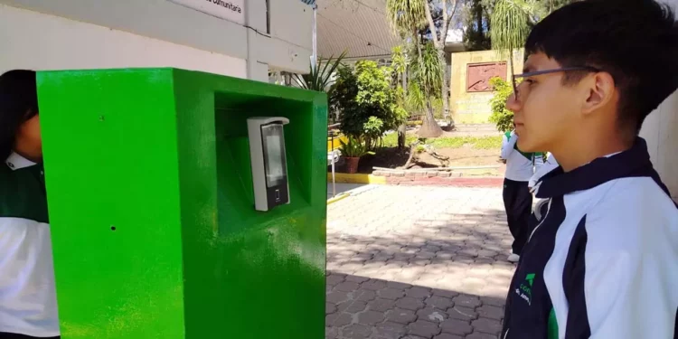 El plantel cuenta ahora con un techado que cubre el espacio donde se llevan a cabo actos cívicos y sociales.