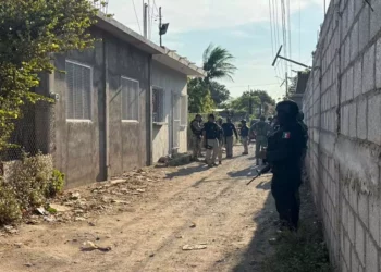 Fuerzas federales y estatales tras la irrupción armada en el callejón Negrete, donde una mujer perdió la vida.