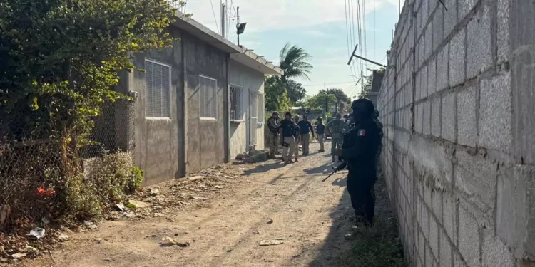 Fuerzas federales y estatales tras la irrupción armada en el callejón Negrete, donde una mujer perdió la vida.