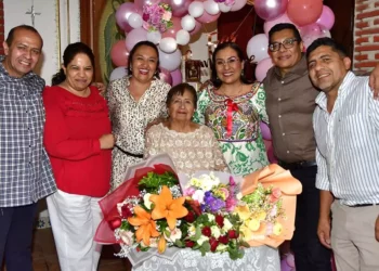 Fotos: Rubén Morales // Familiares y amigos disfrutaron de una agradable comida en su honor.