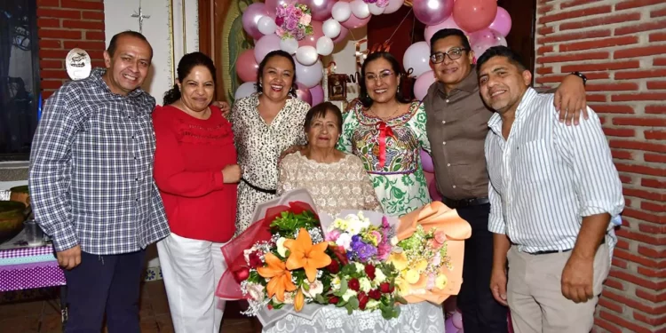 Fotos: Rubén Morales // Familiares y amigos disfrutaron de una agradable comida en su honor.