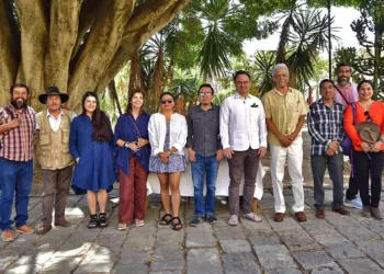 Fotógrafos participantes en la exposición se reunieron bajo el Laurel para tomarse la foto grupal.