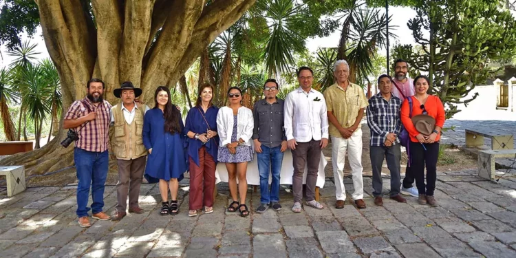 Fotógrafos participantes en la exposición se reunieron bajo el Laurel para tomarse la foto grupal.