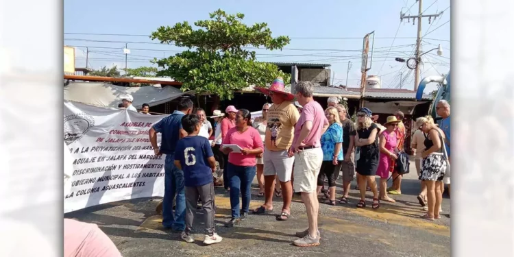 Foto: redes sociales // Habitantes de la colonia Aguascalientes exigieron evitar la privatización del manantial que se ubica en la zona.