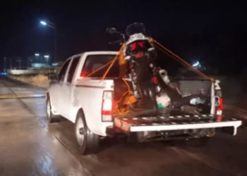 Integrantes de la AEI procesaron la escena del crimen en la carretera hacia San José del Peñasco.