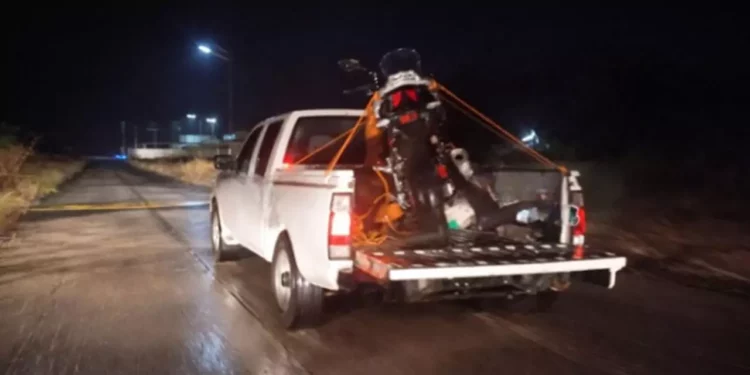 Integrantes de la AEI procesaron la escena del crimen en la carretera hacia San José del Peñasco.