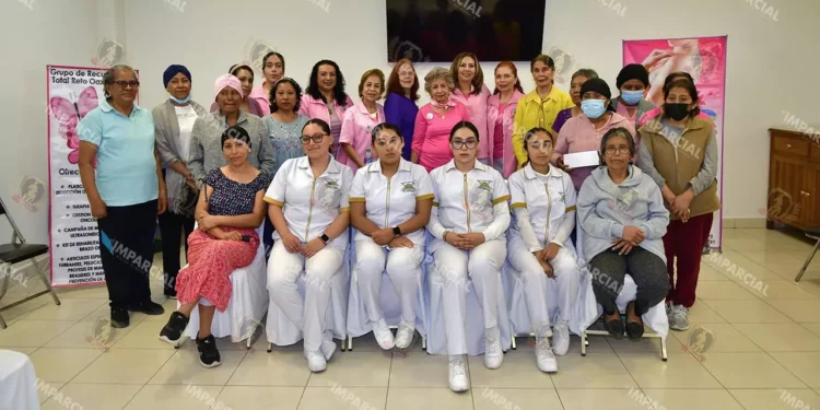 Fotos: Rubén Morales // Integrantes del Club Rotario Guelaguetza, estudiantes de enfermería y autoridades municipales acompañaron este acto.