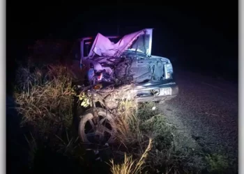 La motocicleta Itálika quedó destrozada tras el fuerte impacto por alcance.