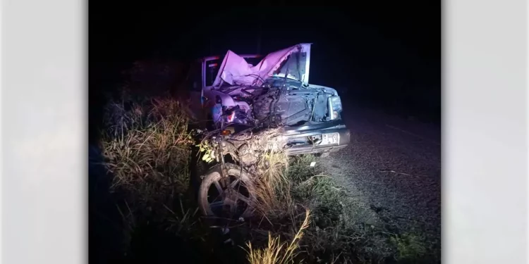 La motocicleta Itálika quedó destrozada tras el fuerte impacto por alcance.