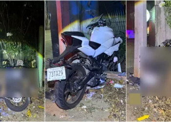 La motocicleta CFMOTO quedó prensada contra la malla ciclónica tras el violento impacto en la carretera federal 200; el conductor murió al instante.