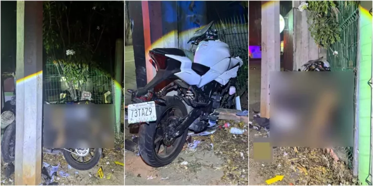 La motocicleta CFMOTO quedó prensada contra la malla ciclónica tras el violento impacto en la carretera federal 200; el conductor murió al instante.