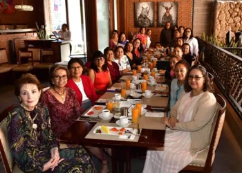 Fotos: Rubén Morales // La Dra. Gabriela Velásquez celebró su cumpleaños acompañada de sus colegas y amigos médicos.