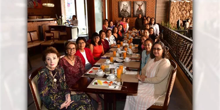 Fotos: Rubén Morales // La Dra. Gabriela Velásquez celebró su cumpleaños acompañada de sus colegas y amigos médicos.