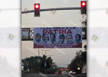 Foto: Jesús Santiago // Las mantas colocadas en la ciudad contra quienes votaron contra la reforma electoral.