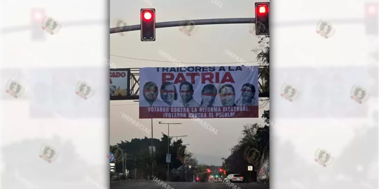 Foto: Jesús Santiago // Las mantas colocadas en la ciudad contra quienes votaron contra la reforma electoral.