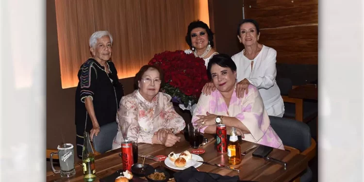 Lila Colmenares Mayoral celebró su cumpleaños en compañía de sus amigas Jeanett Monteagudo de Zetuna, Ana Luisa Zorrilla de Gutiérrez y Yolanda García Caballero.