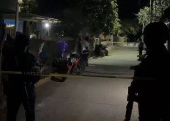 Más de 30 casquillos percutidos fueron hallados en el sitio de la emboscada; el automóvil negro quedó como mudo testigo de la masacre que terminó con la vida de una familia.
