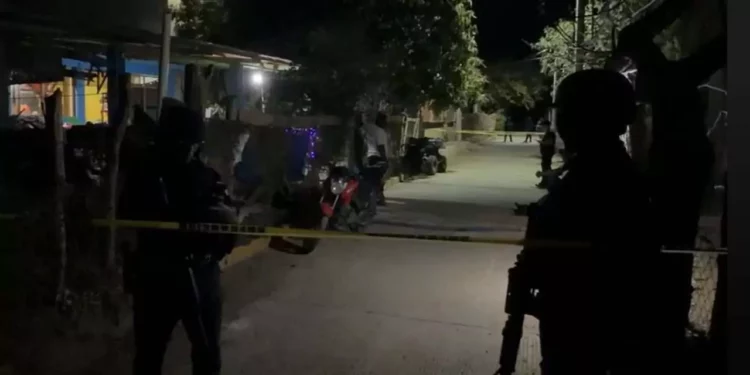 Más de 30 casquillos percutidos fueron hallados en el sitio de la emboscada; el automóvil negro quedó como mudo testigo de la masacre que terminó con la vida de una familia.